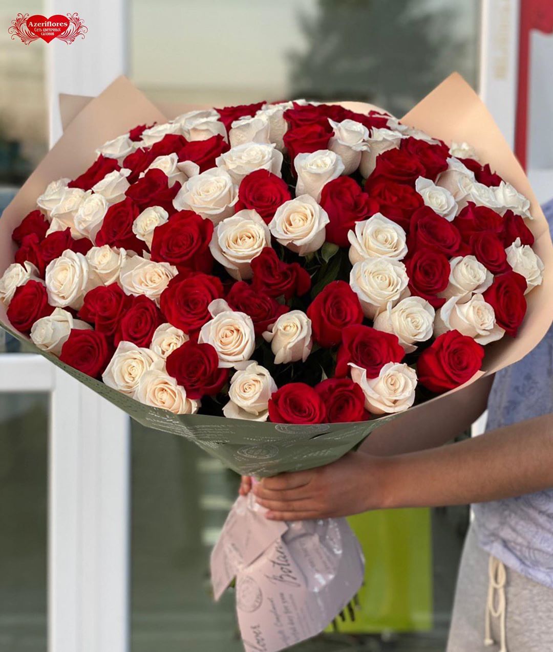Купить розы в хабаровске. Огромная охапка красных роз с белыми. Охапка красных роз. Самые красивыеозапки цветов. Охапка роз в подарок.