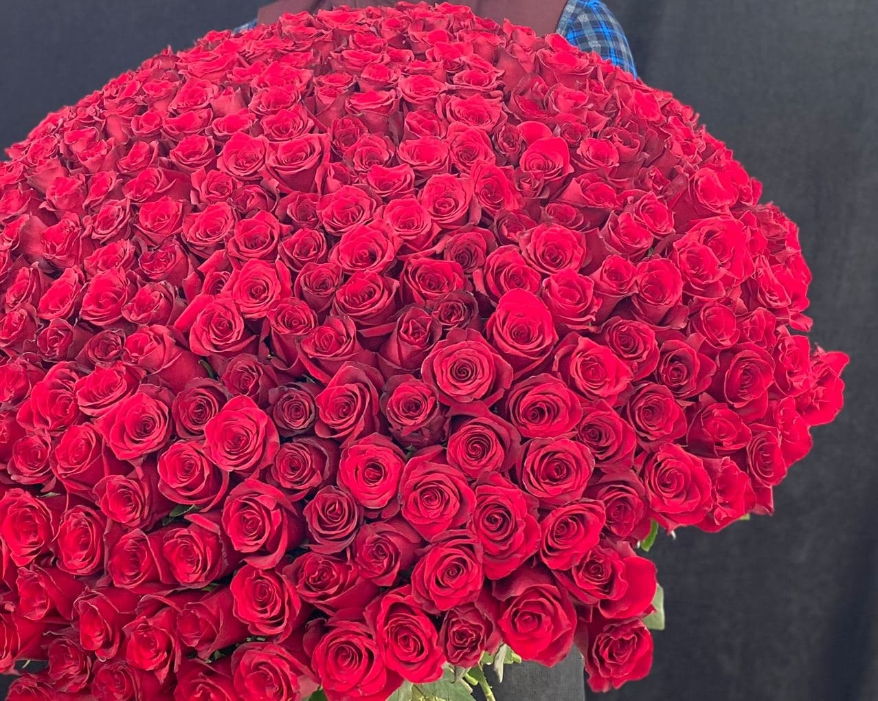 Охапка роз венок из живых цветов на похороны купить