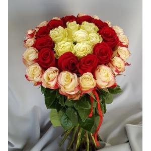 Купить охапку из 37 роз в Хабаровске