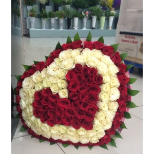 Купить букет в форме сердца из бело-красных роз в Хабаровске