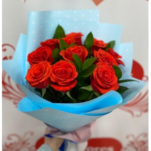 Купить букет из 11 красных роз с зеленью с доставкой в Хабаровске