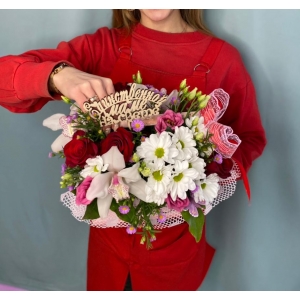 Купить цветы в коробке «Единственной маме на свете» на день матери с доставкой в Хабаровске