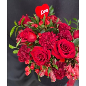 Купить цветы в коробке «Румяная заря» с доставкой в Хабаровске
