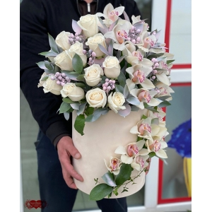 Купить коробку цветов «Белый бархат» с доставкой в Хабаровске