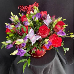 Купить коробку цветов «Грация» с доставкой в Хабаровске