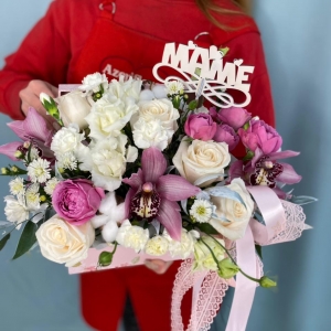Купить коробку цветов «Маме» на день матери с доставкой в Хабаровске