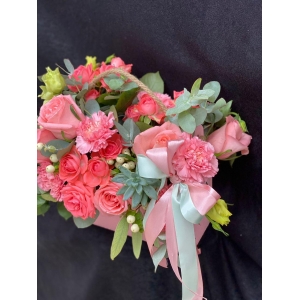 Купить коробку цветов «Романтический вечер» с доставкой в Хабаровске