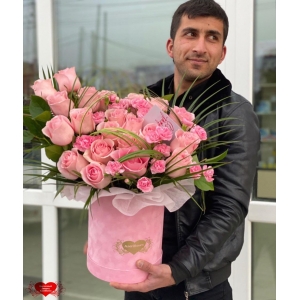 Купить коробку цветов «Розовый микс» с доставкой в Хабаровске