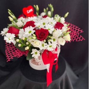 Купить коробку цветов «Пылкая любовь» с доставкой в Хабаровске