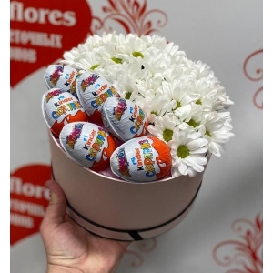 Купить коробку цветов «Ромашки со сладостями» с доставкой в Хабаровске