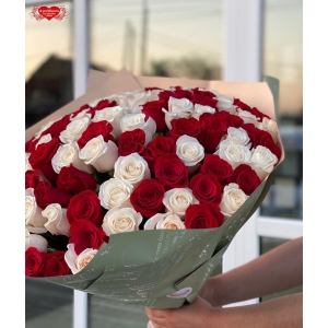 Купить охапку из 101 красных и белых роз с доставкой в Хабаровске