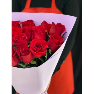 Купить охапку из 13 роз с доставкой в Хабаровске