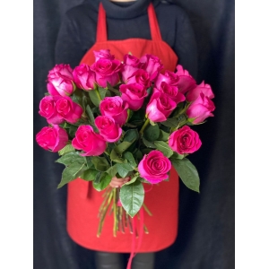 Купить охапку из 25 роз с доставкой в Хабаровске