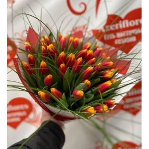Купить охапку из 45 красных тюльпанов с доставкой в Хабаровске