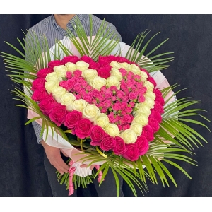 Купить охапку роз в виде сердца с доставкой в Хабаровске