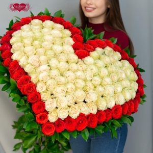 Купить охапку роз в виде сердца №2 в Хабаровске