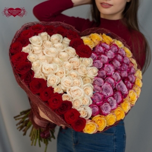 Купить охапку роз в виде сердца из двух половинок в Хабаровске