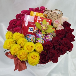 Купить розы в коробке со сладостями в Хабаровске