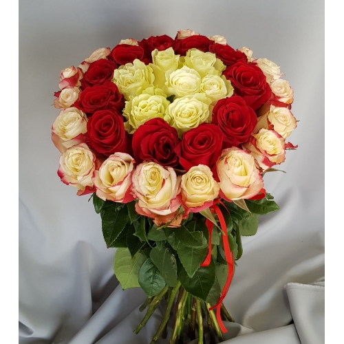 Купить охапку из 37 роз в Хабаровске