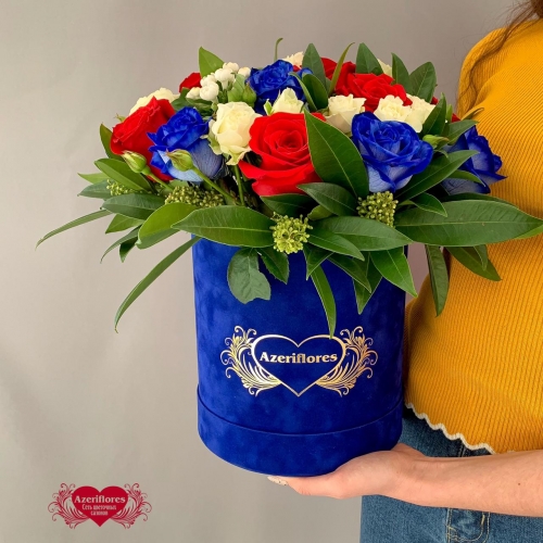 Купить синюю коробку с розами в Хабаровске