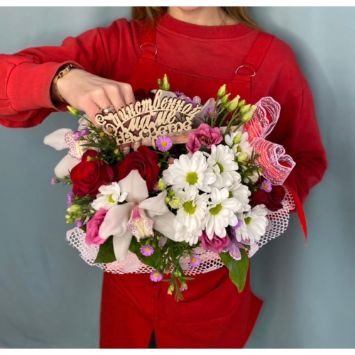Купить цветы в коробке «Единственной маме на свете» на день матери с доставкой в Хабаровске