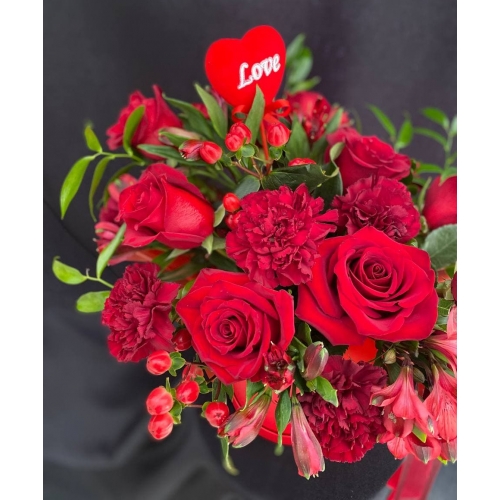 Купить цветы в коробке «Румяная заря» с доставкой в Хабаровске