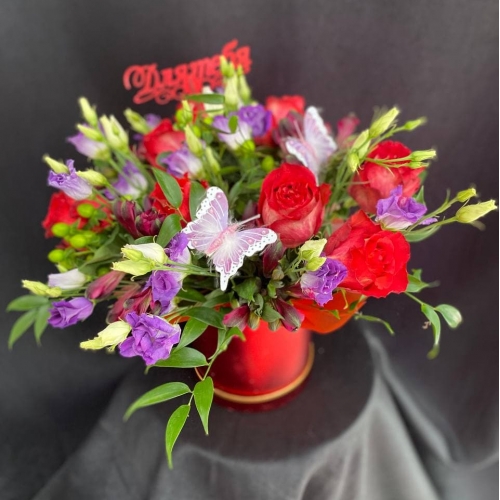 Купить коробку цветов «Грация» с доставкой в Хабаровске