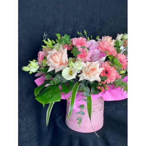 Купить коробку цветов «Любовь в Париже» с доставкой в Хабаровске