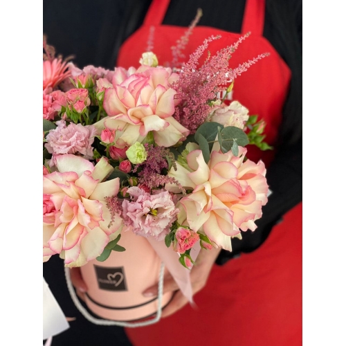 Купить коробку цветов «Мисс Пигги» с доставкой в Хабаровске