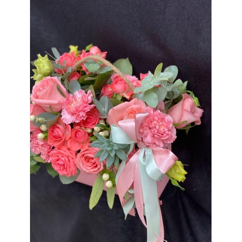 Купить коробку цветов «Романтический вечер» с доставкой в Хабаровске