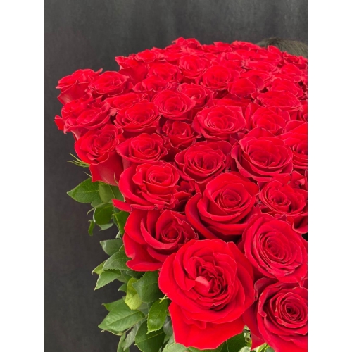 Купить охапку цветов «Классика» с доставкой в Хабаровске