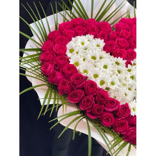 Купить охапку цветов «Сердце любви» с доставкой в Хабаровске