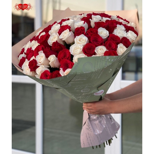 Купить охапку из 101 красных и белых роз с доставкой в Хабаровске